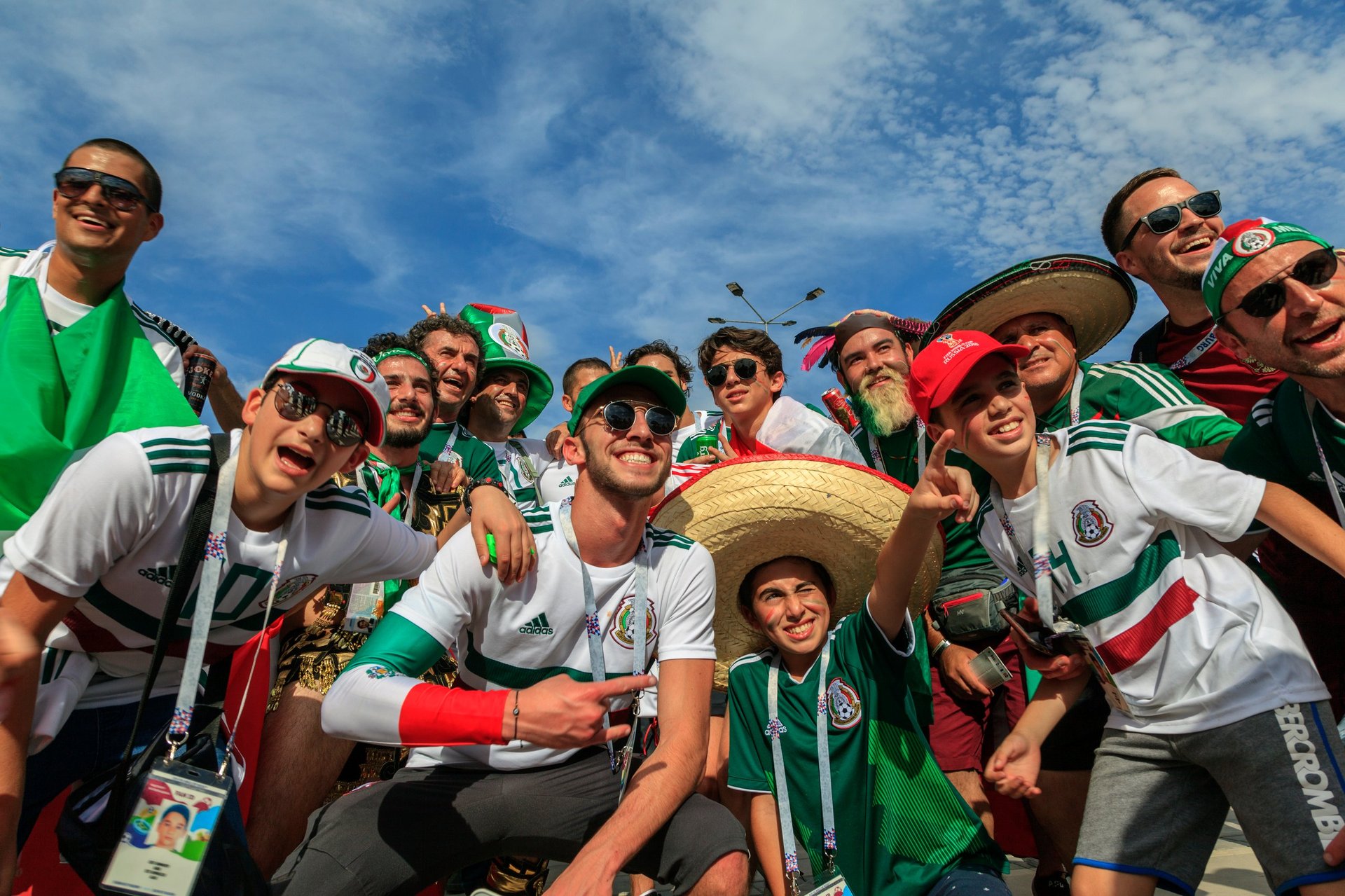 Aficionados mexicanos en Estadio Azteca celebrando el Mundial